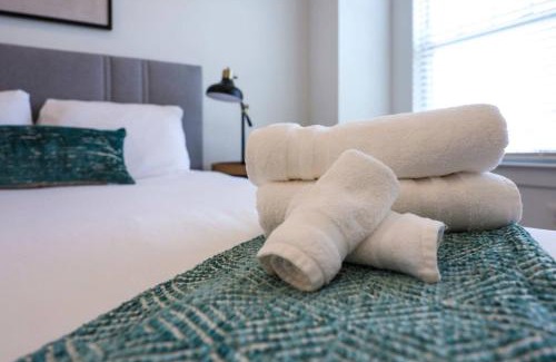 Charlotte Park House | Double Townhomes Elegant Design Big Groups