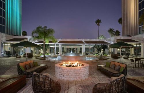 Florida Center Hotel | DoubleTree by Hilton at the Entrance to Universal Orlando