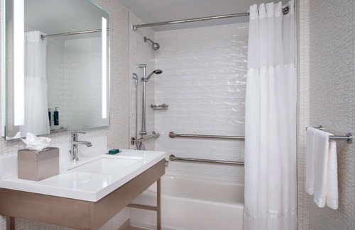 Skokie Hotel | DoubleTree by Hilton Chicago - North Shore Conference Center