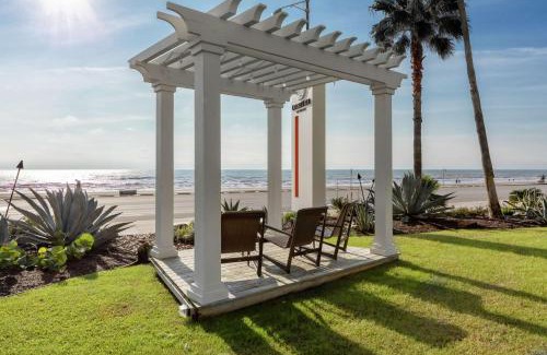 San Jacinto Hotel | DoubleTree by Hilton Galveston Beach