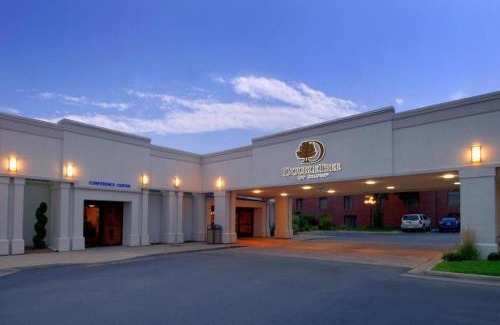 East Paris Hotel | DoubleTree by Hilton Hotel Grand Rapids Airport