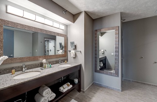Bloomington Hotel | DoubleTree by Hilton Hotel Bloomington