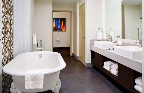 Ludlam Hotel | DoubleTree by Hilton Hotel Miami Airport & Convention Center
