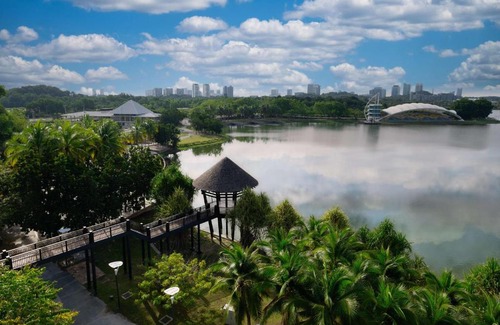 Putrajaya Hotel | DoubleTree by Hilton Putrajaya Lakeside
