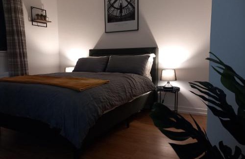 Airdrie Apartment | Douglas Apartment - Trains to Edin & Glasgow - Private Parking