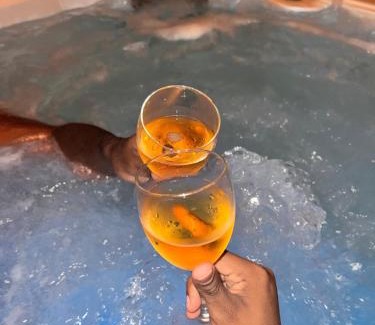 Tassin-la-Demi-Lune Apartment | Doux Pavillon - L'évasion - Jacuzzi & Sauna