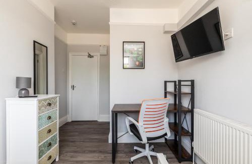 Bradley Stoke House | Dove Court Travel Lodge 2 - First Floor Ensuite