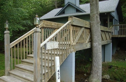 Gatlinburg Cabin | Dove's Nest: Beautiful, Pet Friendly Cabin Alongside a Creek near Downtown Gatlinburg