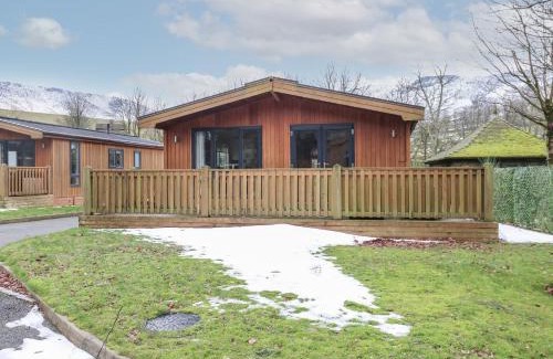 Saddleworth House | Dovestone Luxury Lodges sleeps 4 - pets welcome