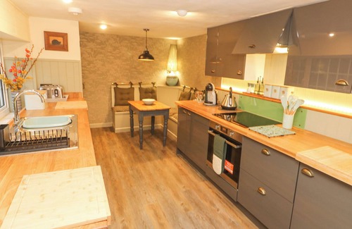 Mabe Cottage | DOWAGER COTTAGE, pet friendly, with a garden in Penryn