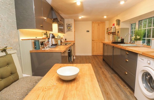 Mabe Cottage | DOWAGER COTTAGE, pet friendly, with a garden in Penryn