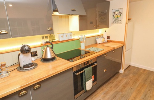 Mabe Cottage | DOWAGER COTTAGE, pet friendly, with a garden in Penryn