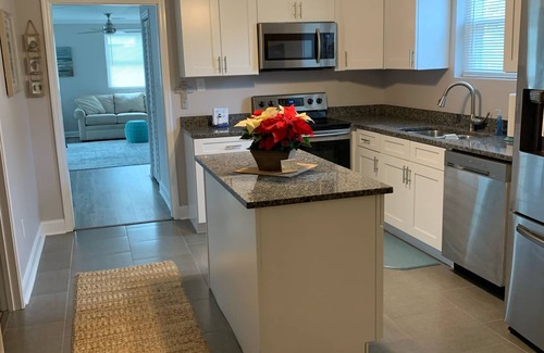 Tybee Island House | Down on the Corner.short walk to the beach…. 5-Star Clean.