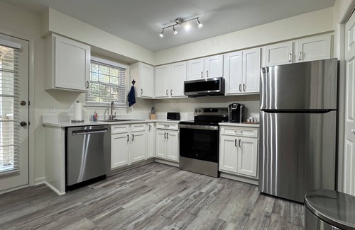 Auburn Condo | Down to the Wire, Cozy 2-bedroom condo with WiFi and AC in welcoming Auburn