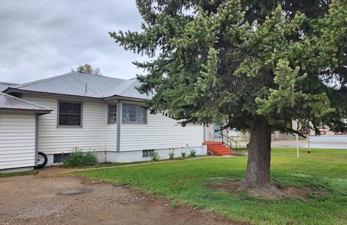 Craig Apartment | Downstairs apt, 2 beds, 3/4 bath, kitchen, washer/dryer. Walk to restaurants.