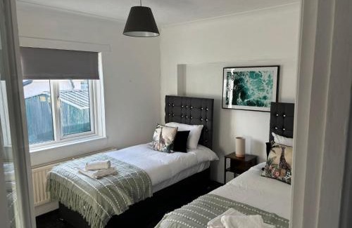 Woodingdean Apartment | Downsview Bungalow- Spacious 3BR, contractor friendly, close to University & near AMEX Stadium, parking and free WIFI, BBQ