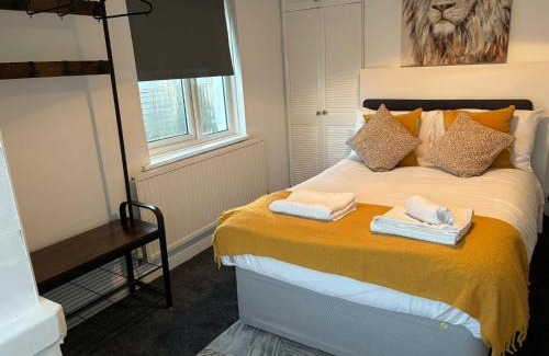 Woodingdean Apartment | Downsview Bungalow- Spacious 3BR, contractor friendly, close to University & near AMEX Stadium, parking and free WIFI, BBQ