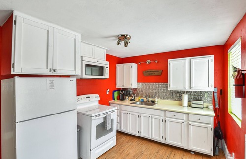 Southside House | Downtown 1 Bedroom w/Hot Tub, A/C & Sleeps 4