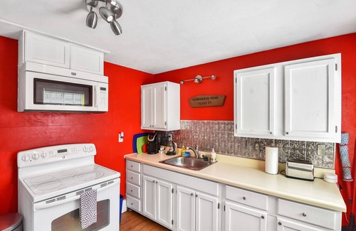 Southside House | Downtown 1 Bedroom w/Hot Tub, A/C & Sleeps 4