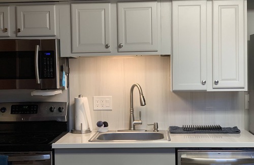 Melbourne Ski Chalet | Downtown, 1 BR, Apt, 2 beds, 1 Bath, A-Frame, laundry, kitchen, 2m2 beach!
