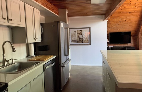 Melbourne Ski Chalet | Downtown, 1 BR, Apt, 2 beds, 1 Bath, A-Frame, laundry, kitchen, 2m2 beach!