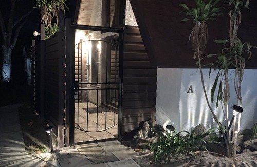 Melbourne Ski Chalet | Downtown, 1 BR, Apt, 2 beds, 1 Bath, A-Frame, laundry, kitchen, 2m2 beach!