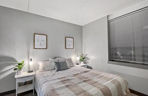 Downtown Des Moines Apartment | Downtown 1br Gem Steps Away From Wells Fargo