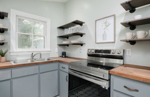 University Heights House | Downtown 2 BR/2 Baths- Close to UF/Restaurants!