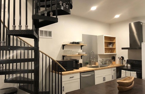 Westside North House | DOWNTOWN, 5 STARs, 65" TV, 4 BR/3 baths EN-suite, UPDATED, walkable, BOOK NOW