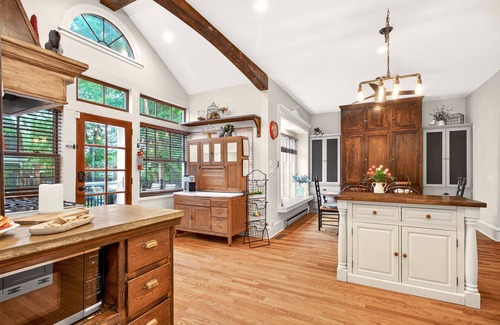 Old North End House | Downtown, 6 kings, Sleeps 14+, Game Room, Courtyard, Hot Tub