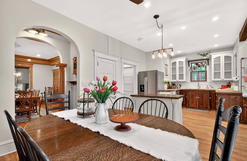 Old North End House | Downtown, 6 kings, Sleeps 14+, Game Room, Courtyard, Hot Tub