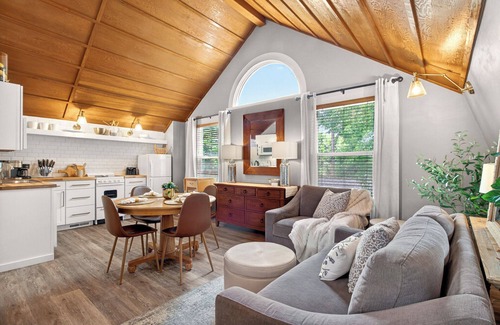 Old North End House | Downtown, 6 kings, Sleeps 14+, Game Room, Courtyard, Hot Tub