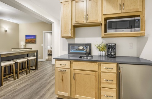 North Star House | Downtown Anchorage Retreat – 2 Full Kitchens, Coffee Bar & Wheelchair Accessible