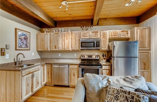 Warrior's Mark Condo | Downtown and Resort Side Getaway Hot Tub and Pool