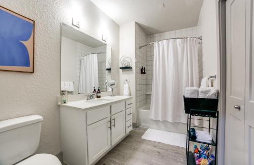 Downtown San Antonio Apartment | Downtown Apartment with Riverwalk views Free Parking Pet Friendly Centrally Located on the Riverwalk