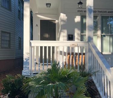 Dixon Park Apartment | Downtown at The Peach House Dogs Welcome Fully Fenced Yard and Off-street Parking