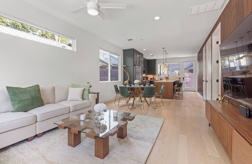 East Cesar Chavez House | Downtown ATX - Luxury Pool - Putting Green - 85inch TV