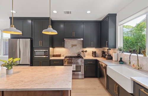 East Cesar Chavez House | Downtown ATX - Luxury Pool - Putting Green - 85inch TV