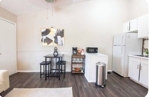 Riverside Apartment | Downtown Austin Studio Sleeps 3 Free Parking