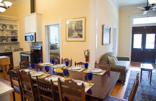 New Braunfels House | Downtown Beauty, walk to restaurants, bars and music. Shopping galore.