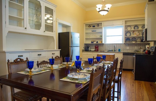 New Braunfels House | Downtown Beauty, walk to restaurants, bars and music. Shopping galore.