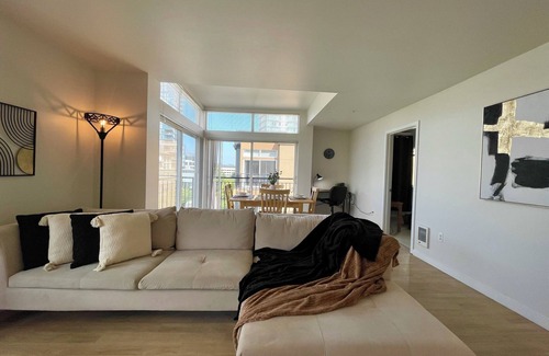 Northwest Bellevue Apartment | Downtown Bellevue 2BR w/Parking Spot