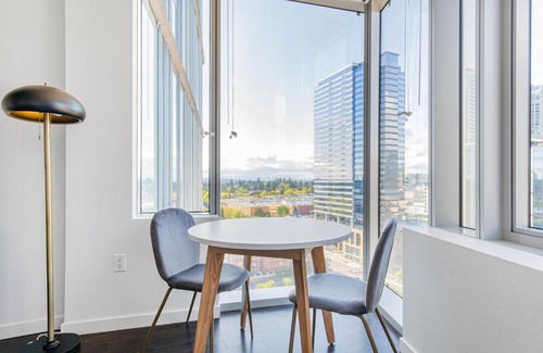 West Bellevue Apartment | Downtown Bellevue Studio w Gym WD nr shops SEA-117