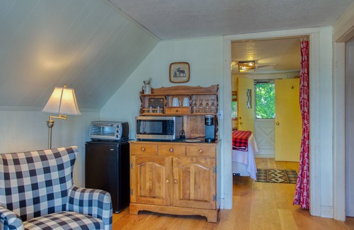 Boothbay Harbor Apartment | Downtown Boothbay Harbor Vintage Summer Camp Suite