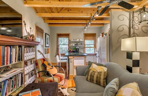 Central Oklahoma City Apartment | Downtown Carriage House Studio : Dream under Vaulted Ceilings