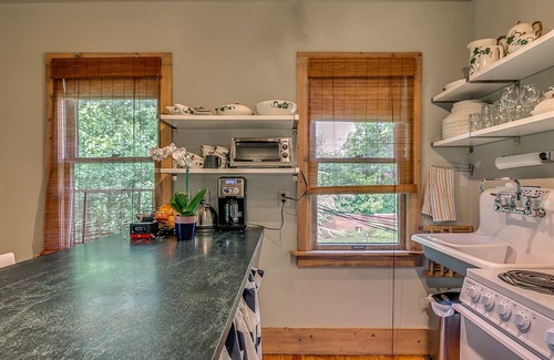 Central Oklahoma City Apartment | Downtown Carriage House Studio : Dream under Vaulted Ceilings