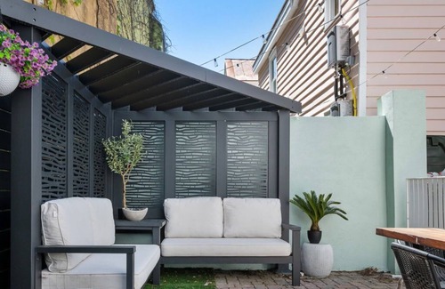 Cannonborough Elliotborough House | Downtown CHS | King Beds Convert to Singles!