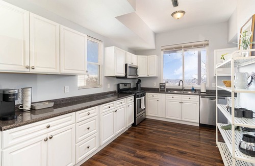 East Price Hill House | Downtown Cincinnati Views—Prime Location, A Few Minutes to Everything!
