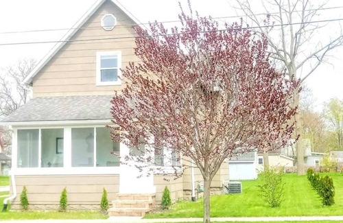 South Haven House | Downtown, close to everything, family friendly, newly renovated.