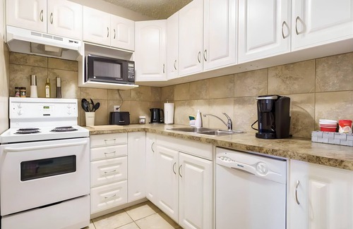 Beltline Condo | Downtown Condo/Free Parking/walk to BMO & Stampede